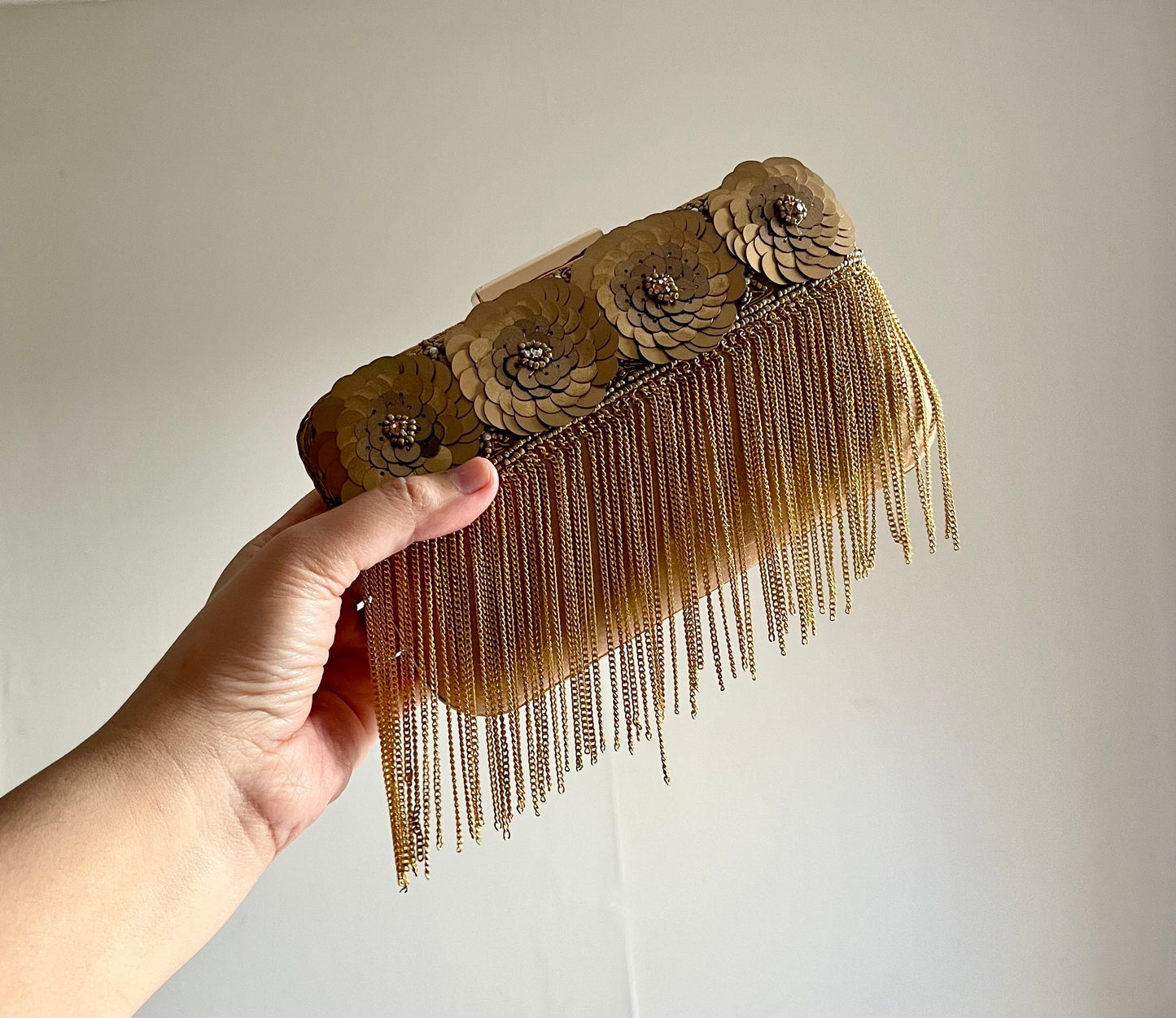 NEVILLE | Retro gold clutch with chic hanging chains - Vintage glam statement bag