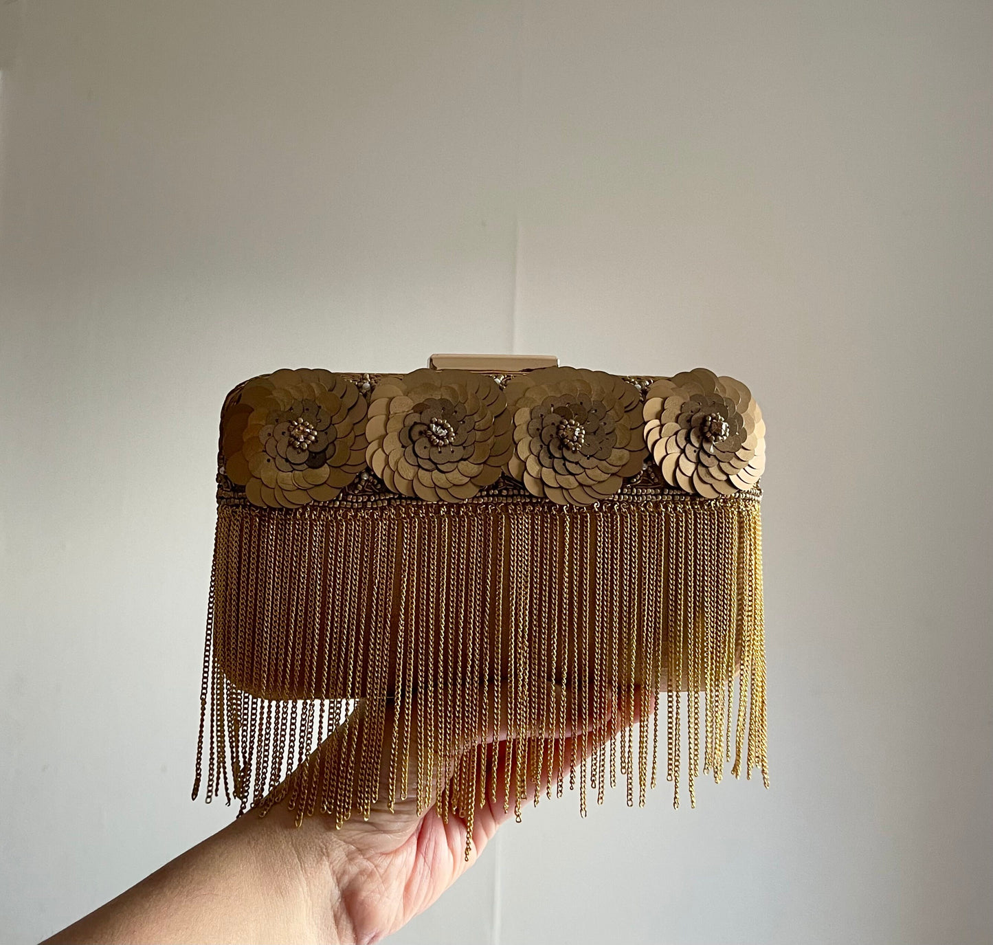 NEVILLE | Retro gold clutch with chic hanging chains - Vintage glam statement bag