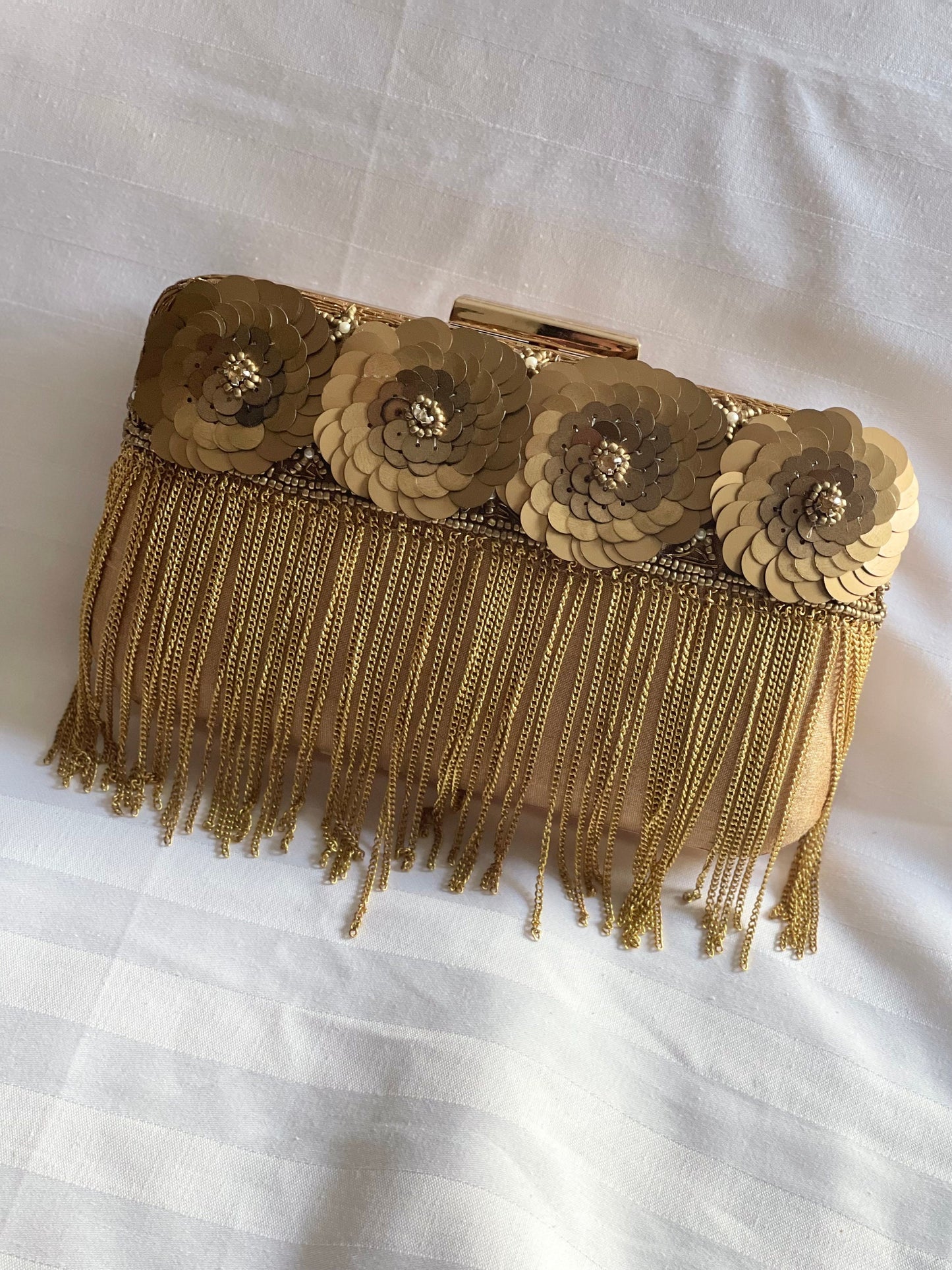 NEVILLE | Retro gold clutch with chic hanging chains - Vintage glam statement bag